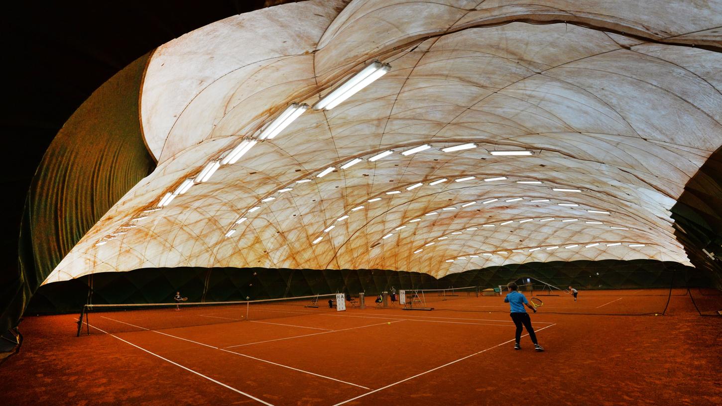 In der Neumarkter Tennis-Traglufthalle darf trotz Corona-Einschränkungen im November weitergespielt werden.