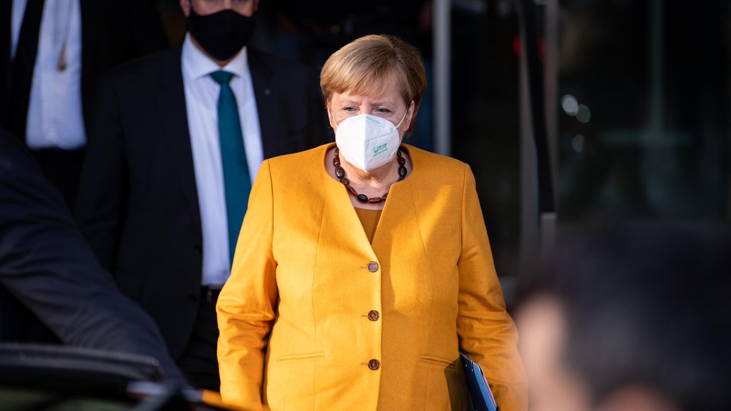 Bundeskanzlerin Merkel verlässt am Montag die Bundespressekonferenz, nachdem sie den neuerlichen Corona-Teil-Lockdown verteidigt hat. 
