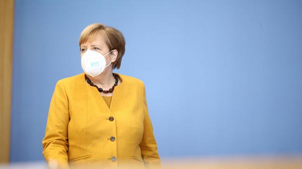 "Ich bin in diesen schrecklichen Stunden, in denen Wien Ziel terroristischer Gewalt geworden ist, in Gedanken bei den Menschen dort und bei den Sicherheitskräften, die der Gefahr entgegentreten. Mein Mitgefühl gilt den Angehörigen der Opfer; den Verletzten würnsche ich, dass sie ganz genesen können. Wir Deutsche stehen in Anteilnahme und Solidarität an der Seite unserer österreichischen Freunde. Der islamistische Terror ist unser gemeinsamer Feind. Der Kampf gegen diese Mörder und ihre Anstifter ist unser gemeinsamer Kampf."
