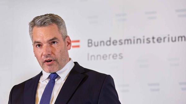 "Das ist einer der schwierigsten Tage seit langem für uns in Österreich. Wir konnten einen Täter ausschalten, mindestens einer befindet sich auf der Flucht. Mein Appell: 1. Bitte bleiben Sie zu Hause. 2. Meiden Sie die Innenstadt. 3. Morgen gibt es keine Schulpflicht in Wien."