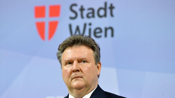 "Liebe Wienerinnen und Wiener! Zutiefst bestürzt haben wir die Informationen über die Schießerei in der inneren Stadt erhalten. Die Bilder sind schockierend und machen uns fassungslos. Aktuell läuft noch immer ein Großeinsatz der Polizei. Bleiben Sie bitte zuhause und bewahren Sie Ruhe. Wenn Sie sich im Bereich der inneren Stadt befinden, bleiben Sie in geschlossenen Räumen."