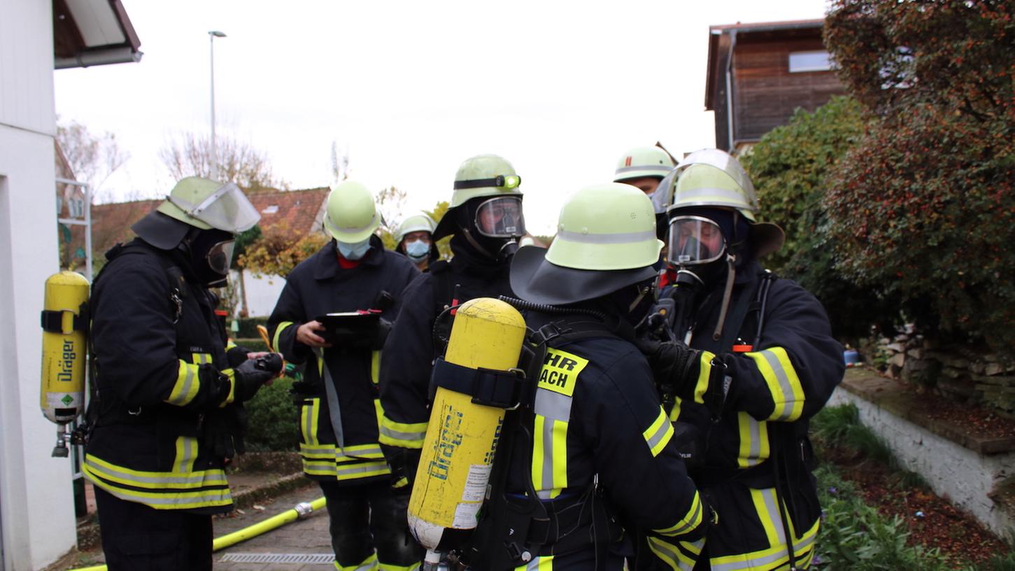 Feuerwehr löscht brennendes Büro in Langensendelbach