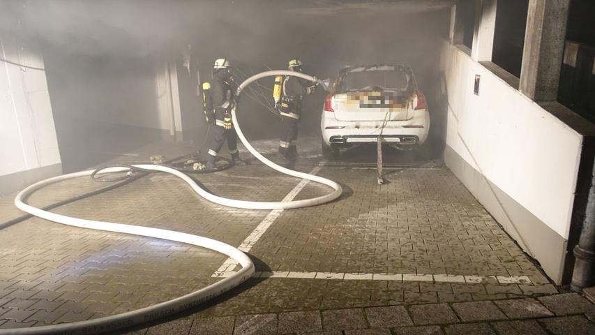 Um 00.17 Uhr meldete ein Anrufer Rauch aus einer Tiefgarage in der Höllgasse. Auch dort brannte ein Auto.