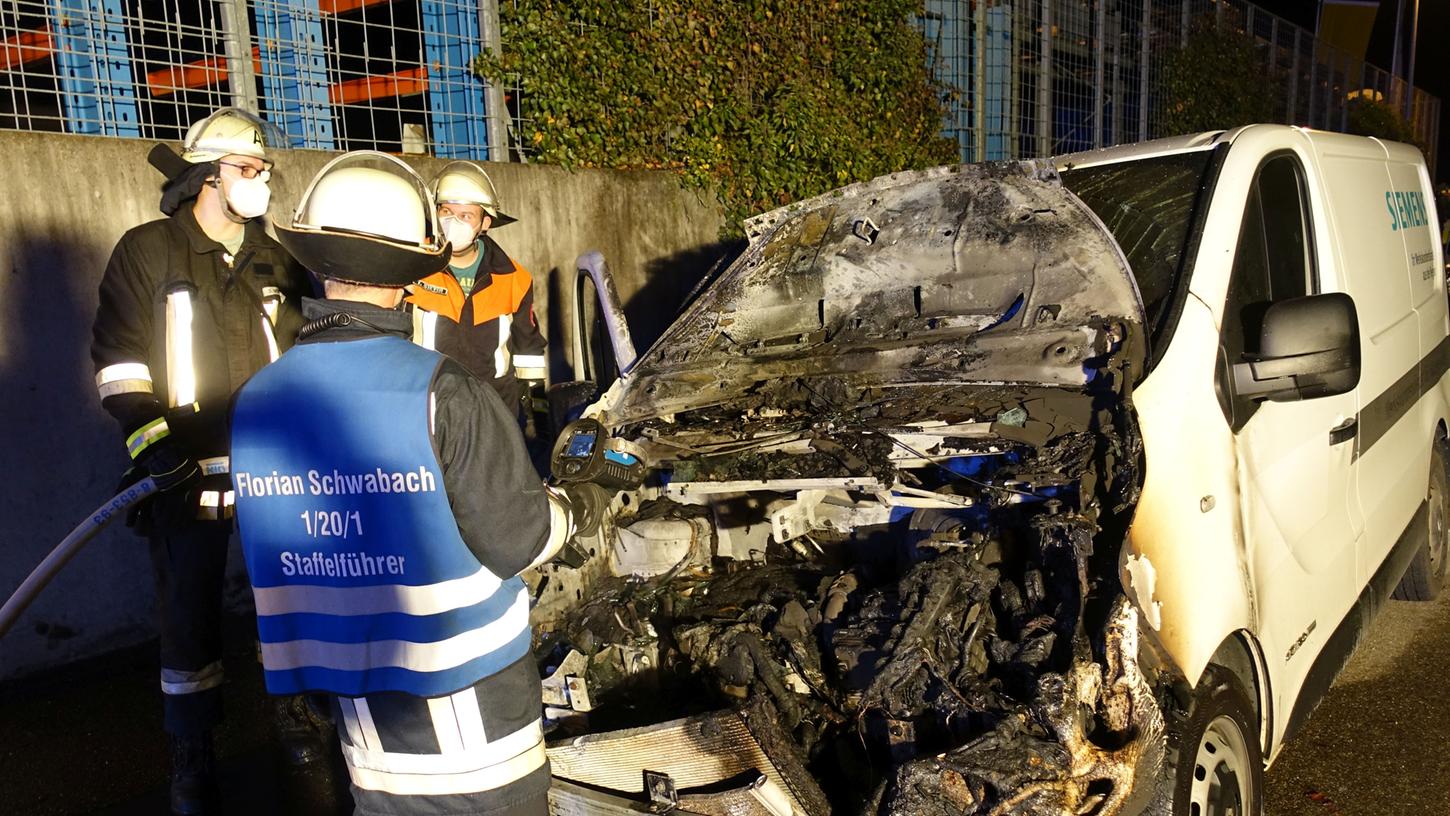 Insgesamt sechs Mal musste die Schwabacher Polizei und Feuerwehr Anfang November zu Fahrzeugbränden ausrücken. Schnell entstand der Verdacht der Brandstiftung.