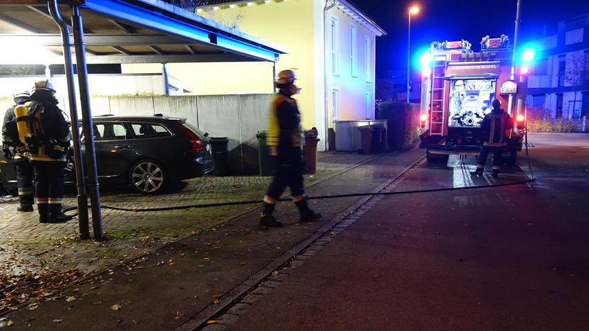 In der Nacht zum Dienstag hielt eine Brandserie in Schwabach Polizei und Feuerwehr in Atem. Gegen 22.20 Uhr hörten Passanten in der Rohrer Straße einen lauten Knall und bemerkten einen Wagen, der unter einem Carport brannte.