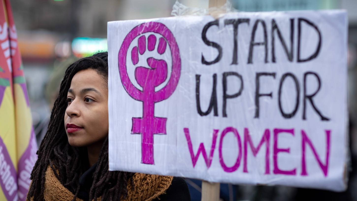Über 500 Menschen demonstrieren am Internationalen Tag zur Beseitigung von Gewalt gegen Frauen durch Berlin Neukölln und Kreuzberg. Am 8. März wird es zum Internationalen Frauentag ebenfalls weltweit Proteste geben. 