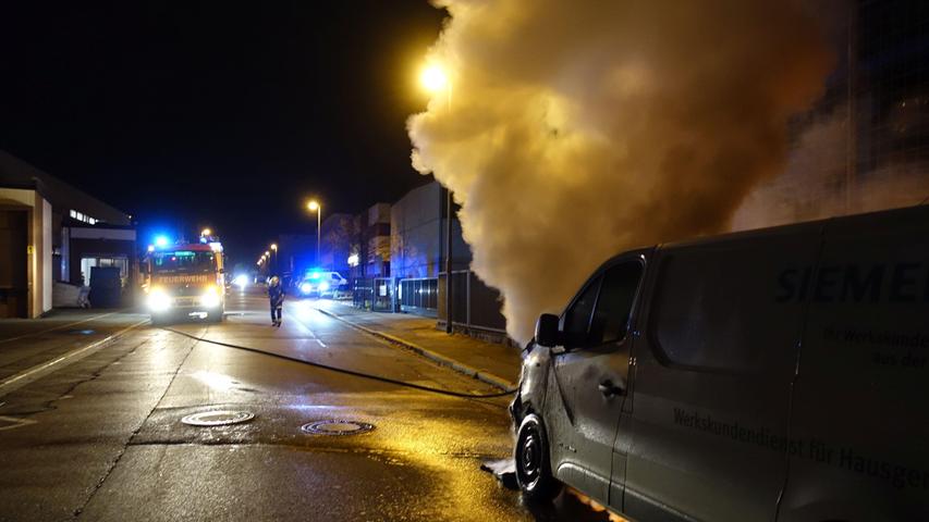 Gegen 22.40 Uhr meldeten Zeugen in der Berlichingenstraße einen weiteren brennenden Pkw.