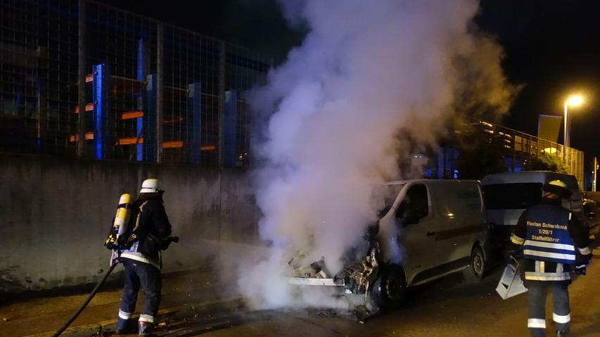 Flammen schlugen aus dem Frontbereich des Wagens, so die Meldung aus der Berlichingenstraße.