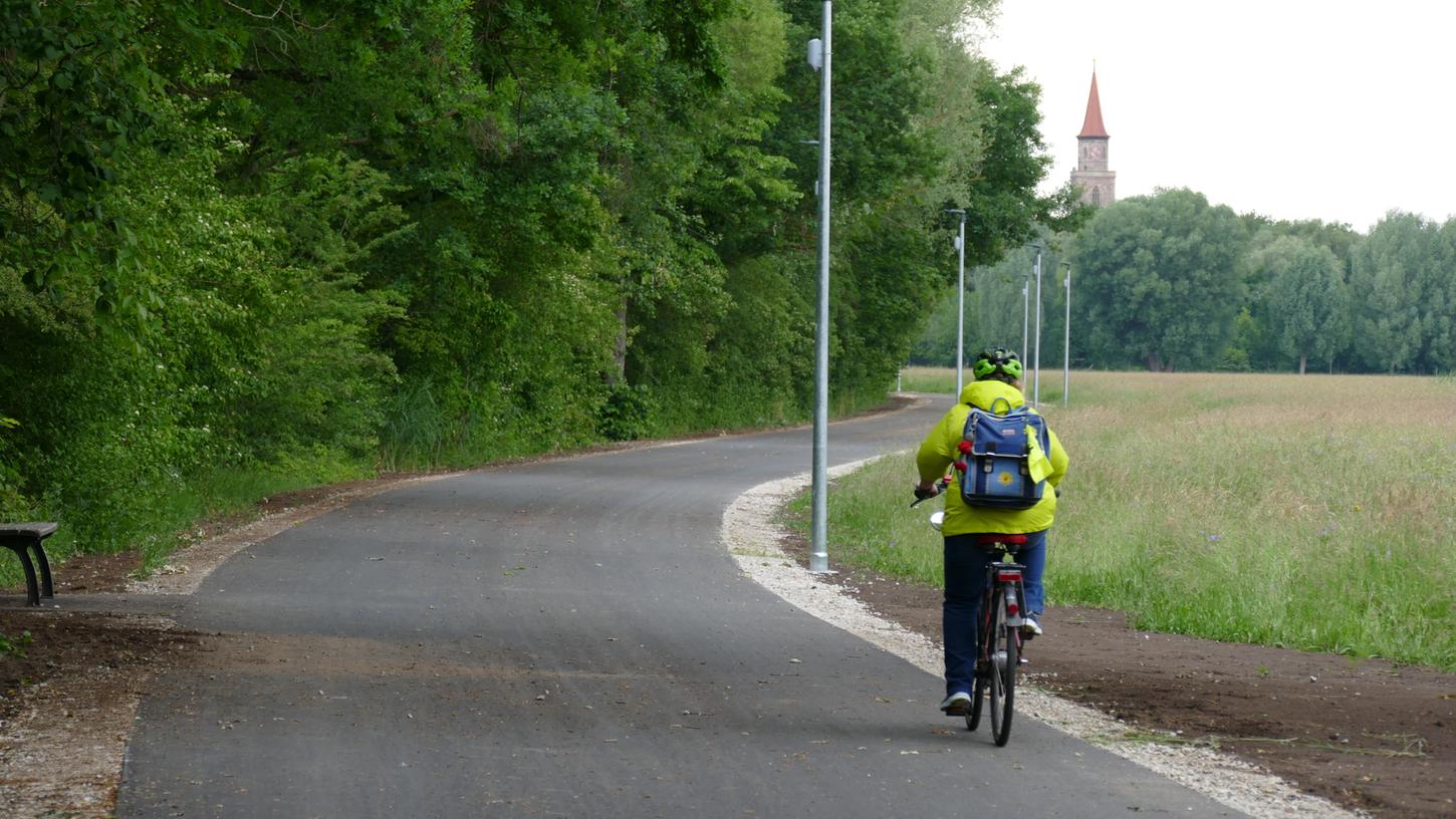 Erst im Juni wurde die neue, komfortable Radwegroute auf Höhe des Stadtparks freigegeben. Doch auch deren Beleuchtung sorgt für Diskussionen.