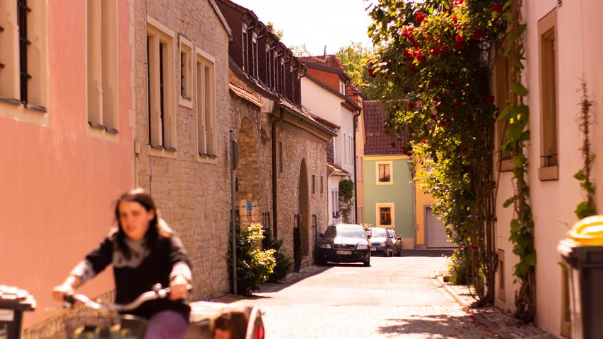 Kopfsteinpflaster, historische Gebäude und Bepflanzungen entlang der Fassade sind typisch für Volkach. Die Altstadt ist ein sehenswerter Ausflugsort für Jung und Alt.