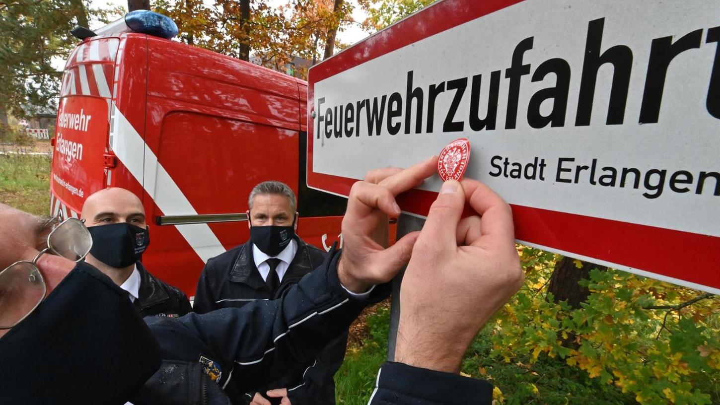 Feuerwehr Erlangen sorgt für Durchblick im Schilderwald