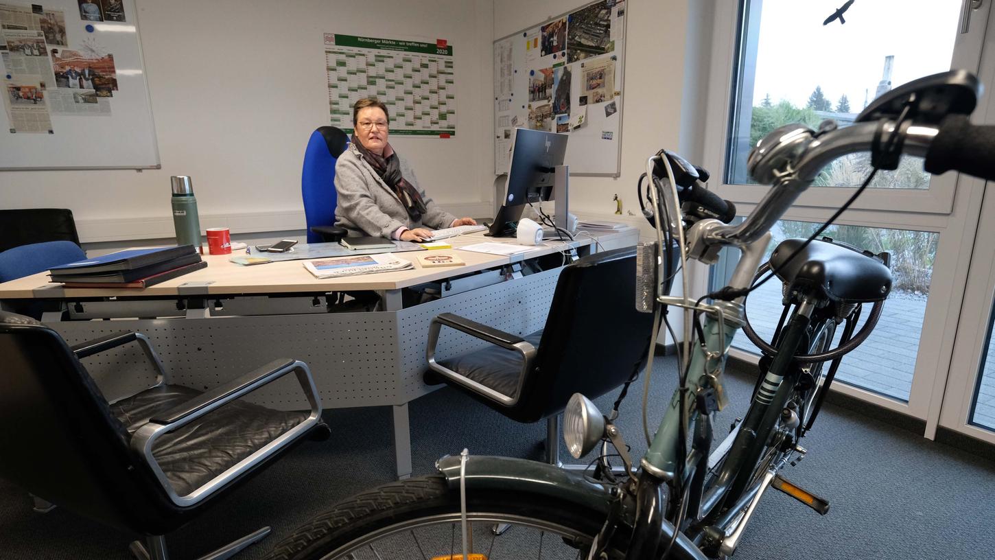 Die Sessel sind aus dem alten Stadtrat und das "Hercules"-Fahrrad ist ein Oldtimer, der zum E-Bike veredelt wurde: Christine Beecks modernes Büro offenbart in den Details ihre Liebe zur Tradition.