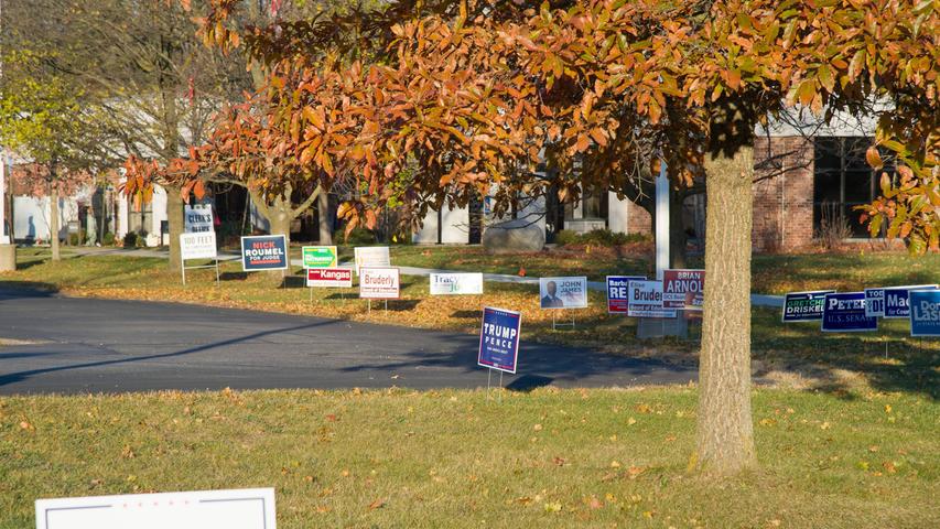US-Wahl, Wahltag in Michigan SCIO TOWNSHIP, MI - NOVEMBER 03: Signs for electoral candidates line the driveway leading to the polls during voting at the polls for the 2020 Presidential Election in Scio Township, MI, west of Ann Arbor, MI. Photo by Steven King/Icon Sportswire 406450