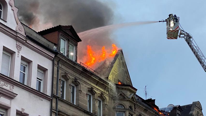 Dachstuhl in Flammen: Feuer brach in Fürther Mehrfamilienhaus aus