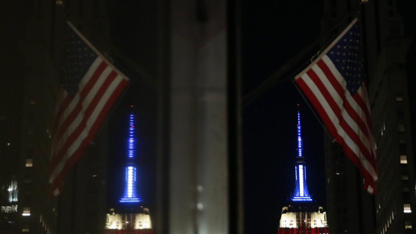 Wer wird die USA regieren? Blick auf eine amerikanische Ikone: das Empire State Buildung in New York, angestrahlt in den Nationalfarben.