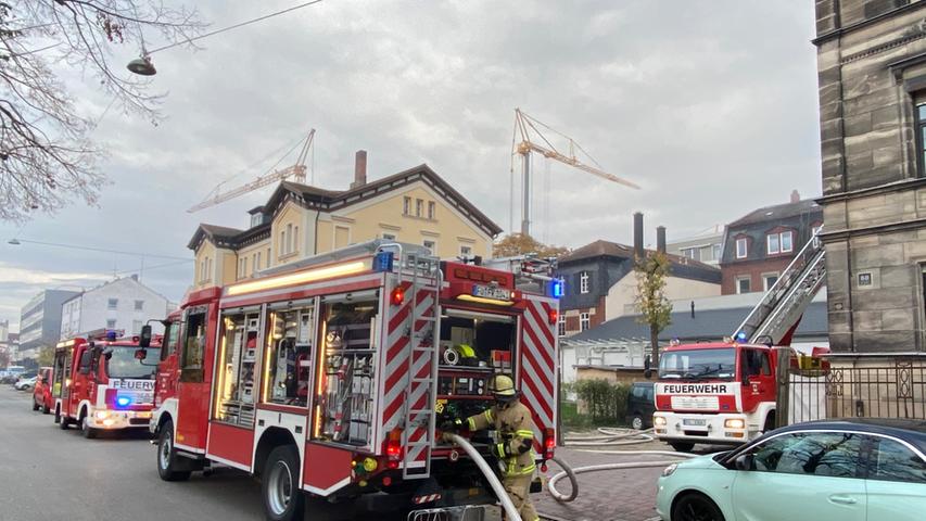 Dachstuhl in Flammen: Feuer brach in Fürther Mehrfamilienhaus aus