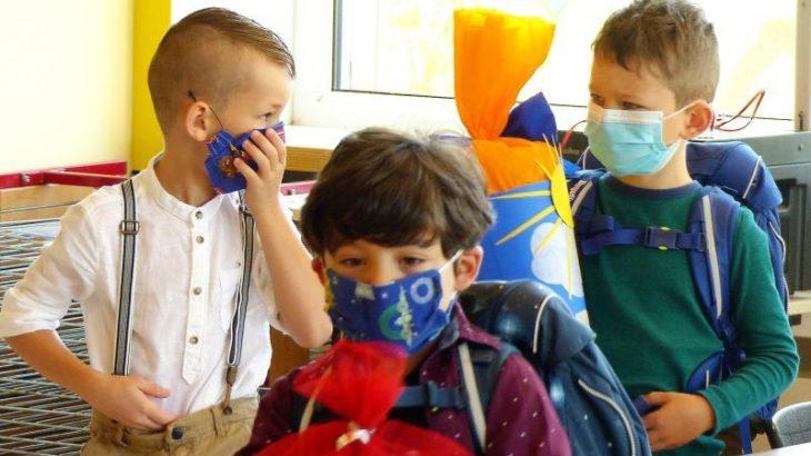 Vom ersten Schultag an mussten sich die Hersbrucker ABC-Schützen an Mund-Nasen-Bedeckungen abseits von ihren Sitzplätzen gewöhnen. Vom ersten Schultag an mussten sich die Hersbrucker ABC-Schützen an Mund-Nasen-Bedeckungen abseits von ihren Sitzplätzen gewöhnen.