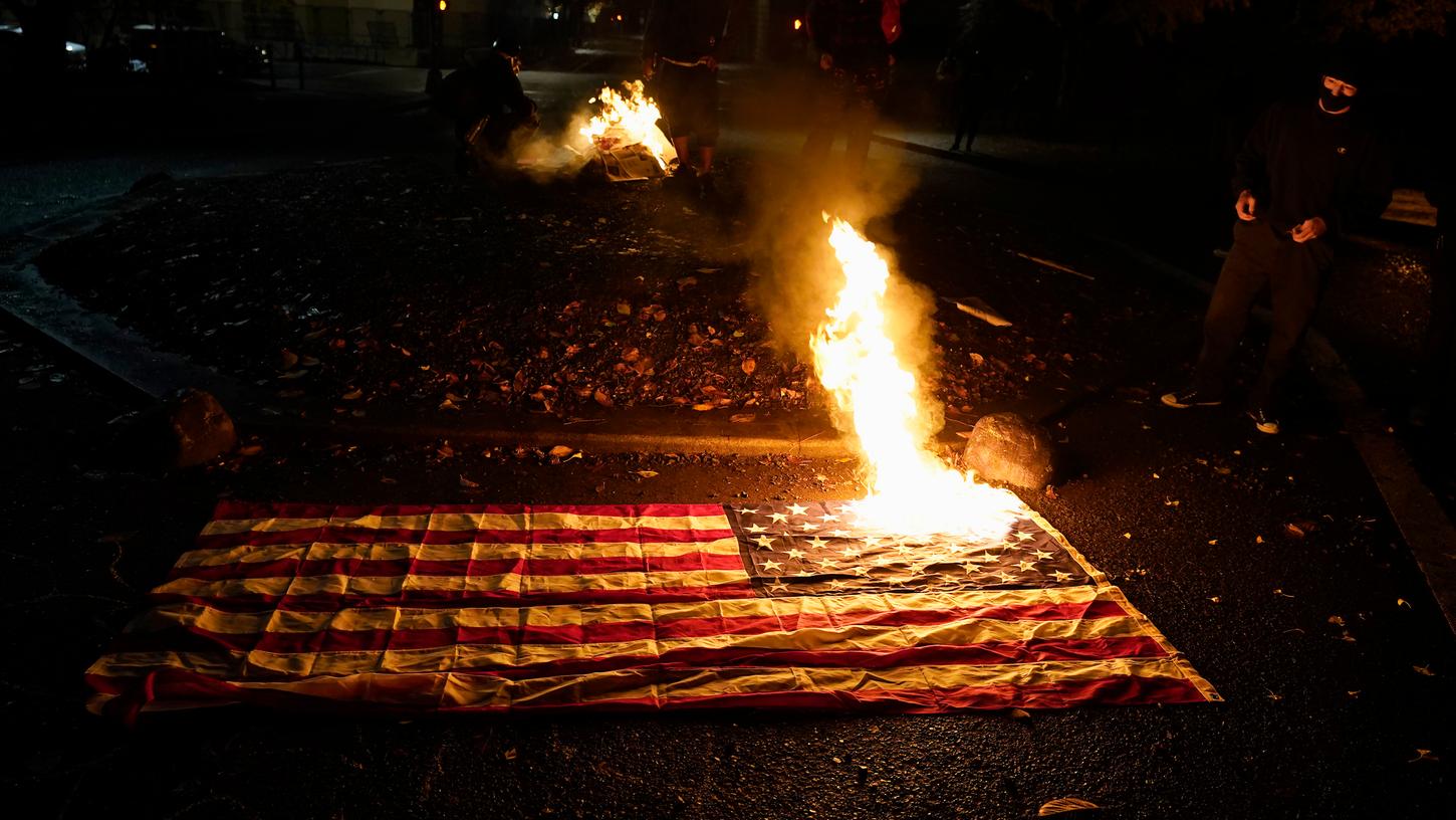 Protest in der Wahlnacht: In Portland wurde auch das Sternenbanner angezündet.