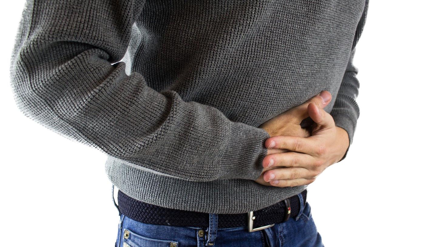 Anzeichen für ein rupturierendes Bauchaortenaneurysma sind starke Bauch- und Rückenschmerzen. 