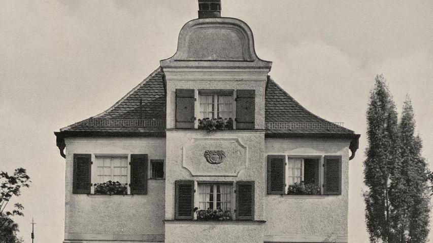 Die 1911 erbaute Villa Möhl-Schnizlein in der Erlenstegenstraße 14 zeigte und zeigt mit ihren gedrungenen barocken Formen typische Merkmale der Architektur Ludwig Ruffs.