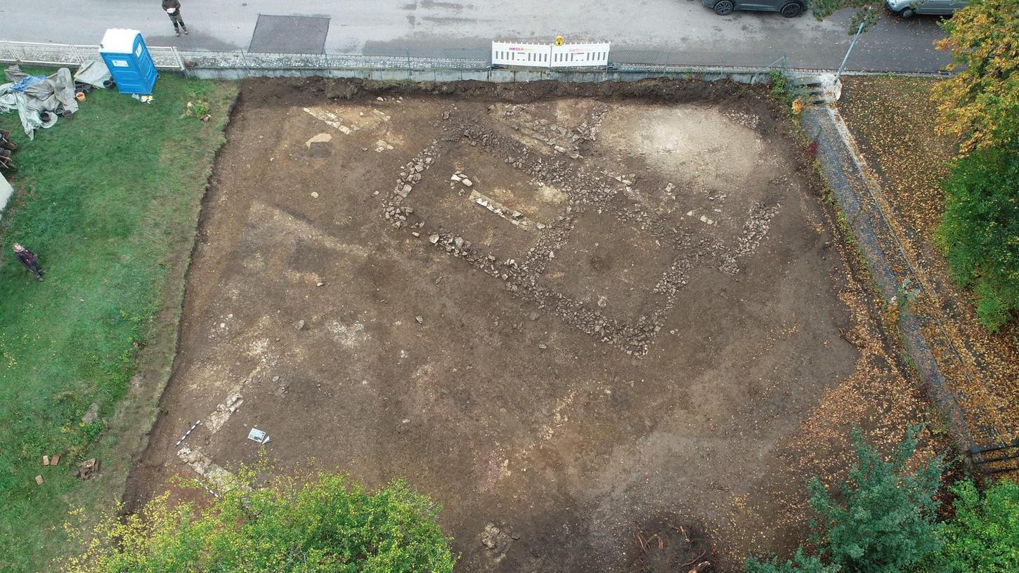 Bei den Grabungen im Steinleinsfurt tauchten die Reste eines steinernen Gebäudes aus der Römerzeit auf. Archäologen hatten bislang keine Bebauung in diesem Bereich des antiken Biriciana vermutet.