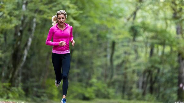 Sport mit oder ohne Kontakt. Sport alleine, in einer kleinen Gruppe oder gar als Mannschaft. Auch hier gibt es unterschiedlichste Regelungen - abhängig vom Stufenplan. Wird gegen die aktuelle Regelung verstoßen, werden 250 Euro fällig, auch wenn man Sporthallen, Sportplätze oder Tanzschulen nutzt. Wer Sportstätten, Tanzschulen oder Fitnessstudios trotzdem öffnet, muss bis zu 5000 Euro Bußgeld zahlen.