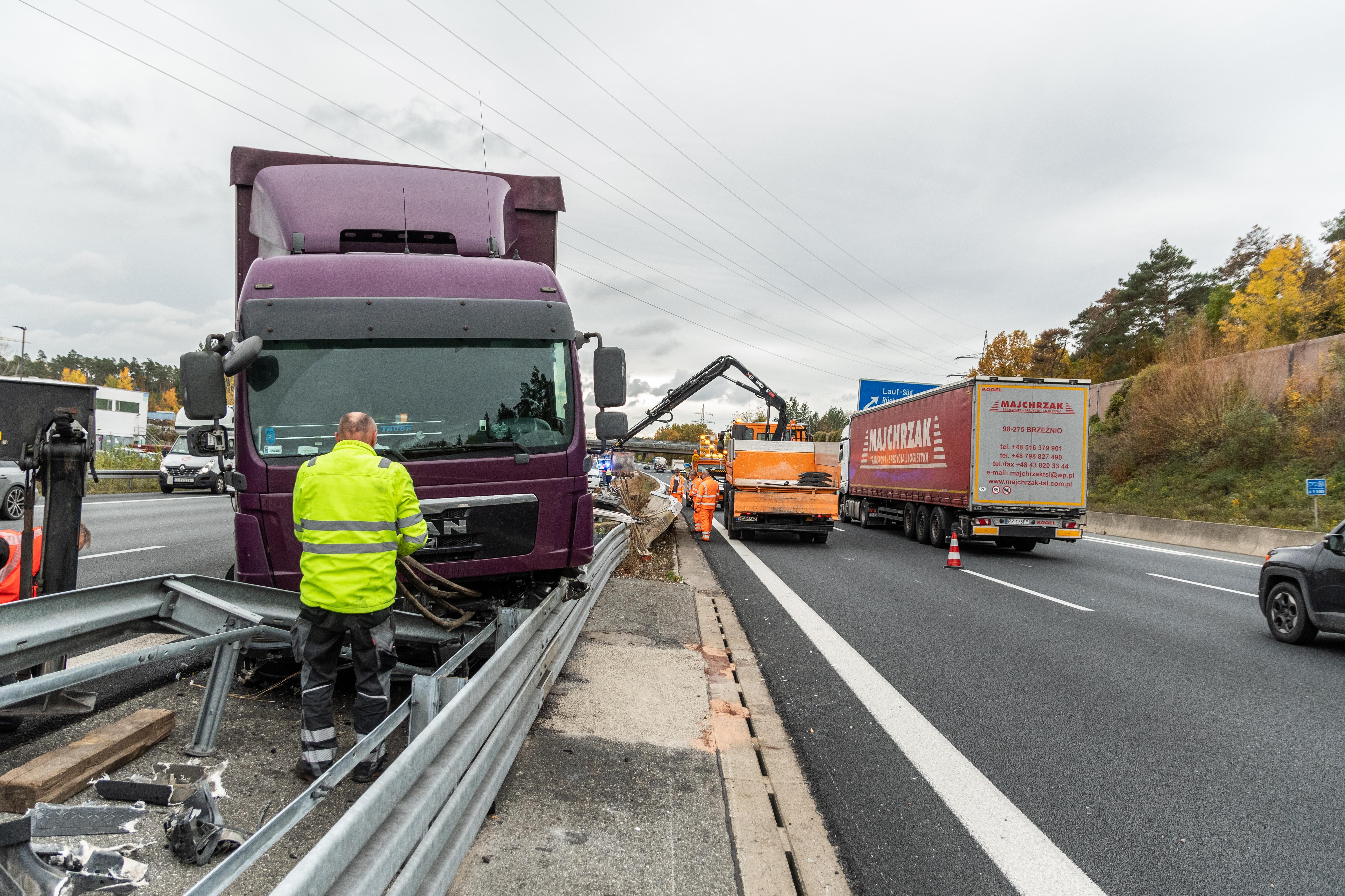 unfall auf der a9 lkw rauscht in leitplanke lauf nordbayern