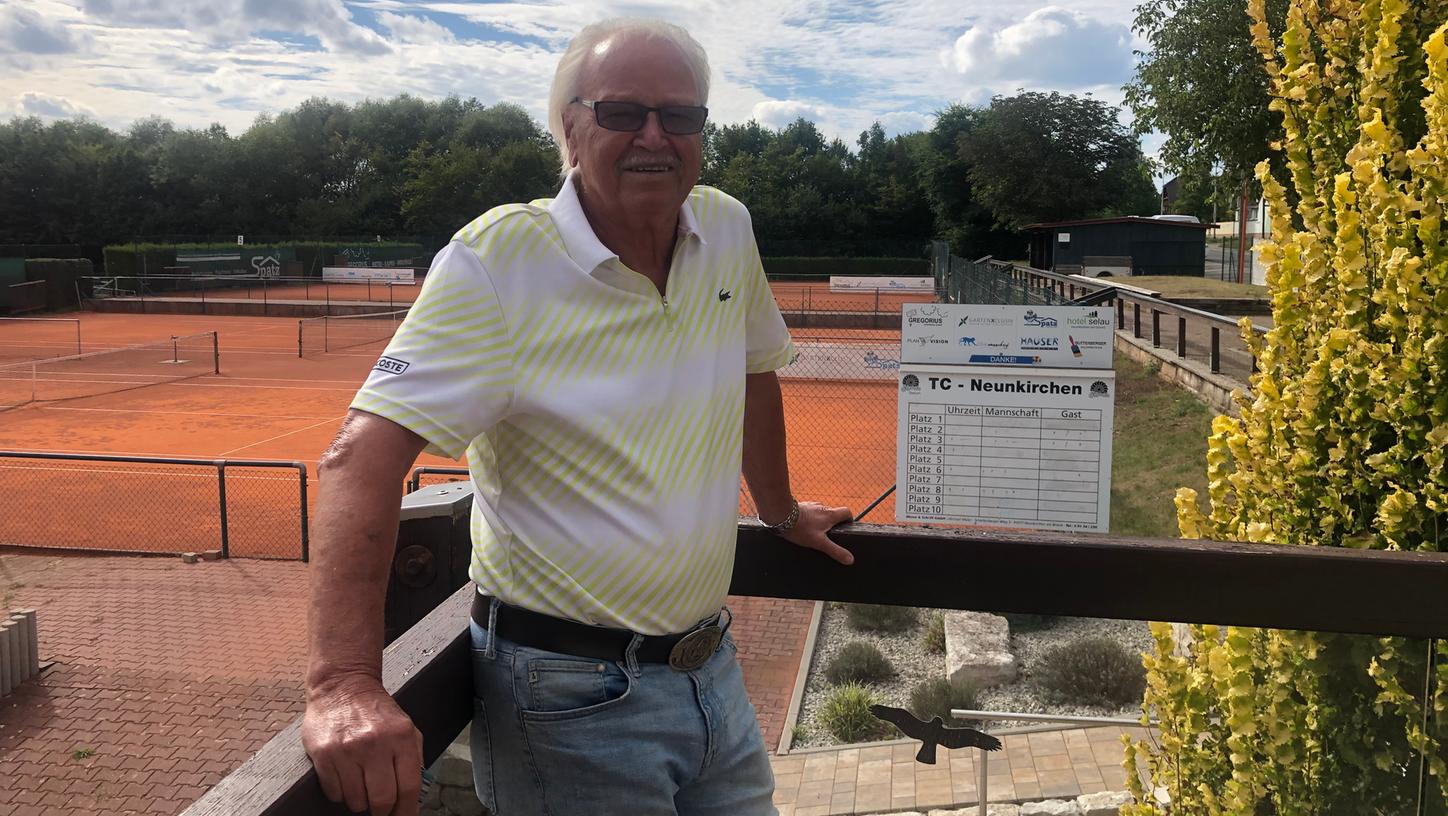Ausblick über "seine" Tennisplätze: Ernst Wölfel steht auf der Terrasse des Clubheims des TC Neunkirchen. Der Vereinsvorsitzende selbst hat es vor knapp 20 Jahren so entworfen. 