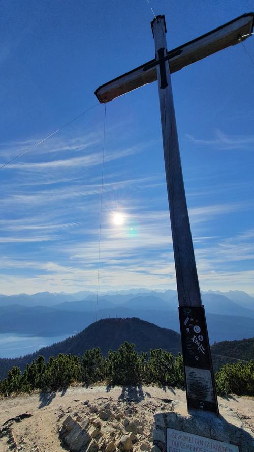 Das Gipfelkreuz am Herzogstand. Von hier aus haben Wanderer einen fantastischen Fernblick von München übern Starnberger See und in der anderen Richtung bis in die Südtiroler Dolomiten.