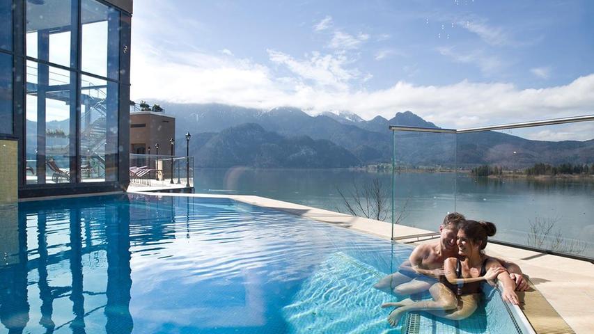 Blick vom Außenbecken der Kristall Therme Trimini in Kochel am See.
Blick vom Außenbecken der Kristall Therme Trimini in Kochel am See.