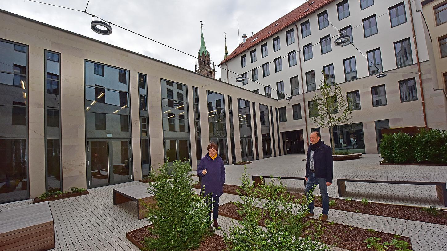 Im neuen Innenhof des Lorenzer Pfarrhofs sprechen Pfarrerin Claudia Voigt-Grabenstein und Kirchenvorstand Thomas Lettner über die Beete, in denen Pflanzen gedeihen, die bereits in der Bibel erwähnt sind. Hinter ihnen präsentiert sich der neue Gemeindesaal mit großen Glasflächen, dahinter sind die Turmspitzen von St. Lorenz zu erkennen. Im neuen Innenhof des Lorenzer Pfarrhofs sprechen Pfarrerin Claudia Voigt-Grabenstein und Kirchenvorstand Thomas Lettner über die Beete, in denen Pflanzen gedeihen, die bereits in der Bibel erwähnt sind. Hinter ihnen präsentiert sich der neue Gemeindesaal mit großen Glasflächen, dahinter sind die Turmspitzen von St. Lorenz zu erkennen.