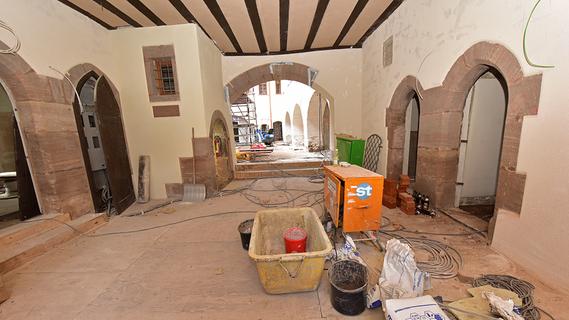Die jahrelange Baustelle des Sebalder Pfarrhofs geht nun allmählich ihrem Ende entgegen. Es gibt für die Handwerker aber noch viele Restarbeiten zu erledigen. Die jahrelange Baustelle des Sebalder Pfarrhofs geht nun allmählich ihrem Ende entgegen. Es gibt für die Handwerker aber noch viele Restarbeiten zu erledigen.