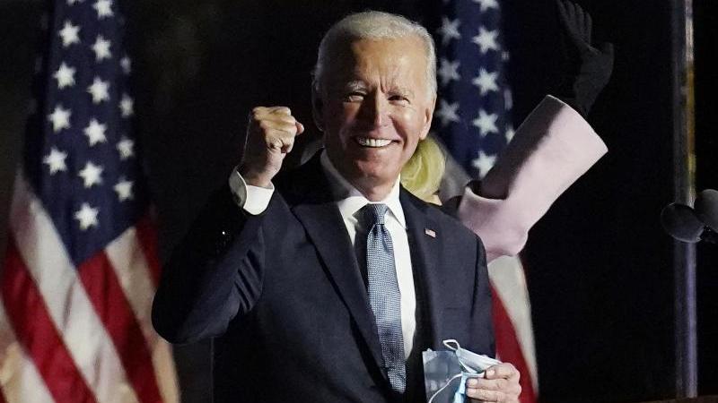 "Nach Abschluss des Wahlkampfes ist es an der Zeit, die Wut und die harte Rhetorik hinter uns zu lassen und als Nation zusammenzukommen", teilte Joe Biden nach seinem Sieg mit.