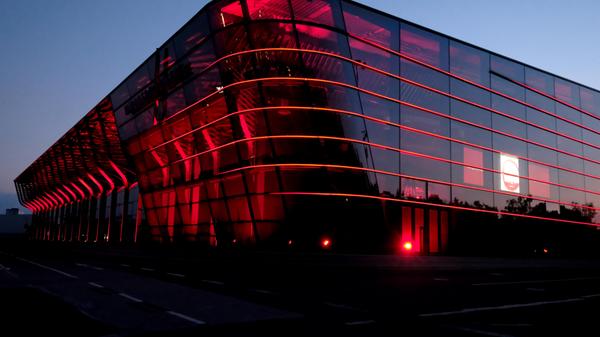 Dass Händler in der Nürnberg Messe ihre Waren und Dienstleistungen präsentierten, ist schon einige Monate her. Momentan ist in der Messe das Nürnberger Impfzentrum untergebracht. Es gibt jedoch einen Lichtblick für die Branche. Am 18. Mai beschloss Bayerns Kabinett, dass bei einer anhaltend günstigen Entwicklung des Infektionsgeschehens der Messebetrieb spätestens zum 1. September 2021 wieder aufgenommen werden könnte. Da die Organisation von Messen zeitlich aufwendig ist, stellte die Politik schon jetzt mögliche Lockerungen in Aussicht. Und es wird...