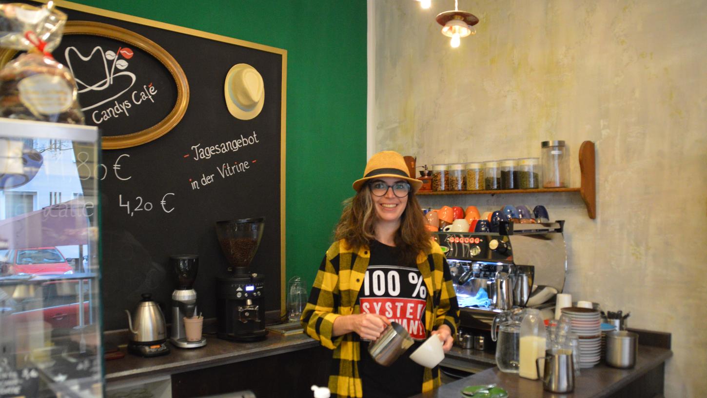 Tirolerin Candice Schwaiger bietet in Candys Café am Maxfeld Kulinarik-Klassiker aus ihrem Heimatland an.