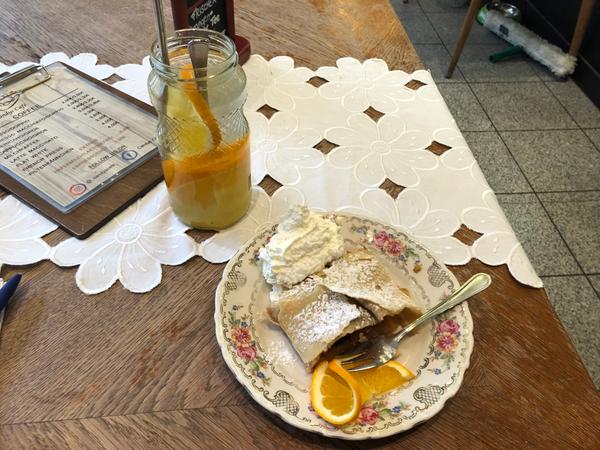 Apfelstrudel nach Familienrezept und Orangen-Ingwer-Tee sind in Candys Café gefragt. 
