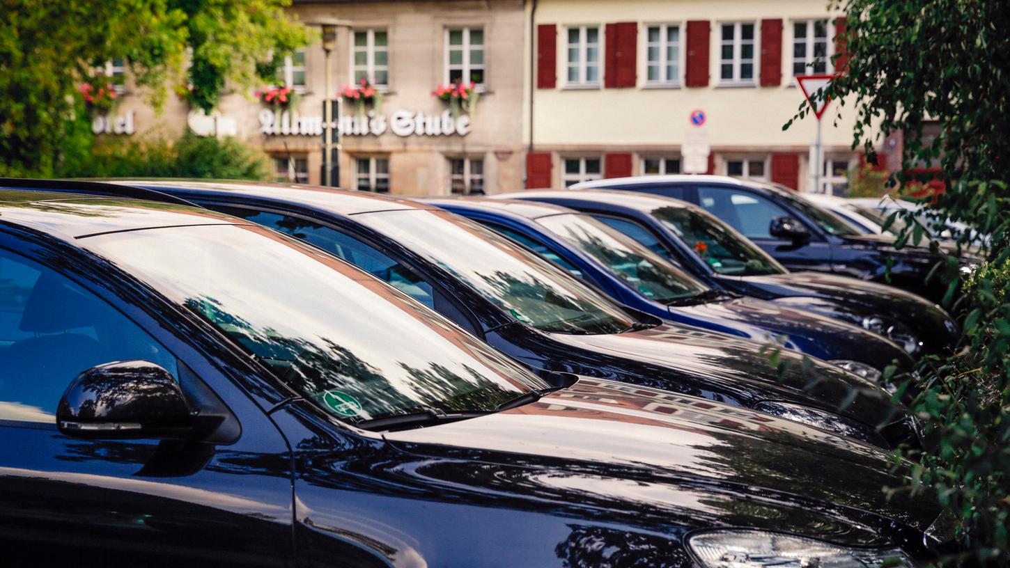 Parkende Autos am Theaterplatz in Erlangen.