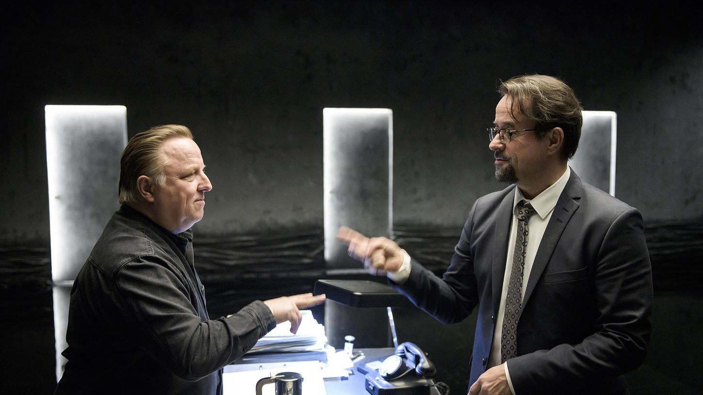 Professor Karl-Friedrich Boerne (Jan Josef Liefers, r) spielt Schnick-Schnack-Schnuck mit dem Mann, der Kommissar Thiel (Axel Prahl, l) so ähnlich sieht. Professor Karl-Friedrich Boerne (Jan Josef Liefers, r) spielt Schnick-Schnack-Schnuck mit dem Mann, der Kommissar Thiel (Axel Prahl, l) so ähnlich sieht.