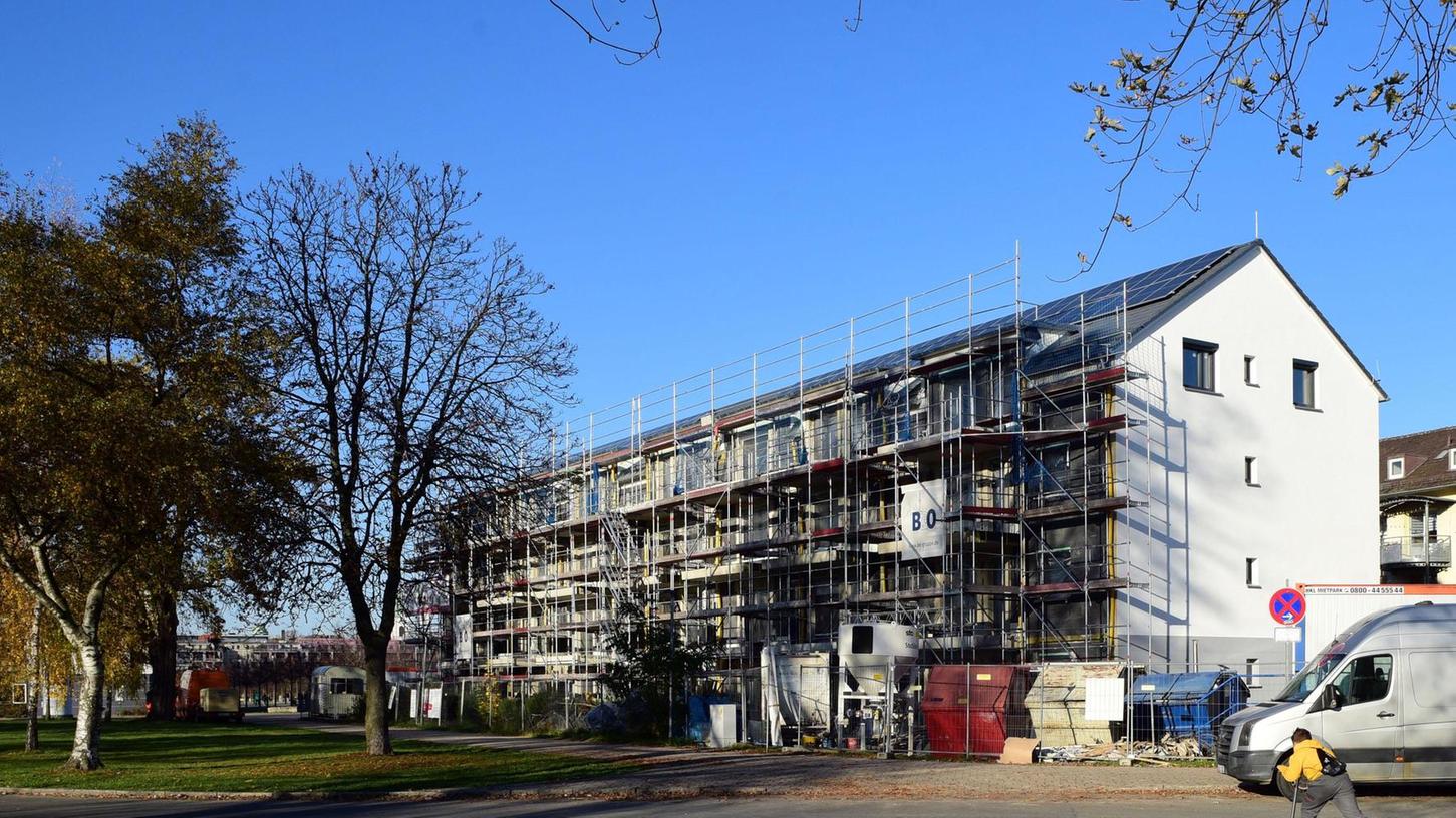 Zurzeit entstehen 28 WBG-Wohnungen an der Magazinstraße. Die Solarmodule auf dem Dach wären laut Geschäftsführer Rolf Perlhofer zwar nicht vorgeschrieben gewesen, aber die WBG will den Einsatz erneuerbarer Energien weiter vorantreiben.