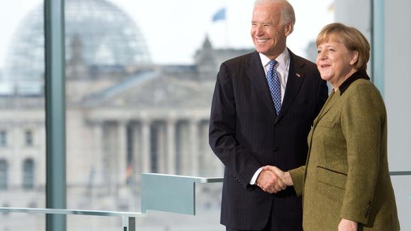 Je größer die Wahrscheinlichkeit ist, dass Joe Biden der nächste amerikanische Präsident wird, desto mehr stellen sich für die deutsche Politik einige wichtige Fragen. Der größte und am schnellsten auffallende Unterschied zu Donald Trump dürften sein Auftreten und der Umgang mit anderen Staats- und Regierungschefs sein. Kaum vorstellbar, dass Joe Biden Angela Merkel den Handschlag für die Fotografen verweigert oder auf einem Gipfel einfach einen anderen Politiker wie den Premierminister von Montenegro zur Seite schubst, um in die erste Reihe zu kommen. Ein wichtiges Signal könnte es auch sein, dass Biden Deutschland sehr früh nach seiner Ernennung einen Besuch abstattet. Trump war überhaupt nur ein einziges Mal in die Bundesrepublik gekommen. Dass er der größte, der schlaueste oder der smarteste Politiker ist, dürfte man von seinem möglichen Nachfolger nie hören.