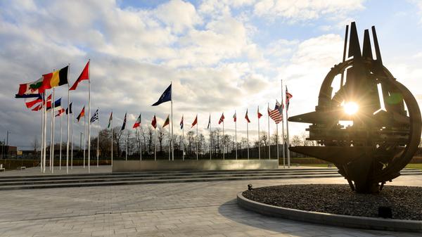 Seine freundlichere Sprache darf nicht darüber hinwegtäuschen, dass Joe Biden von den europäischen Nato-Partnern mehr Engagement verlangen wird. Das hatte ja auch schon Barack Obama getan, dessen Vizepräsident er gewesen war. Und in Wahrheit sehen auch viele Vertreter der GroKo ein, dass sie mehr tun müssen, um dem Zwei-Prozent-Ziel für Verteidigungsausgaben näher zu kommen. Eines wird ein demokratischer Präsident nicht tun: die Nato als solche anzweifeln. Trumps ehemaliger Sicherheitsberater John Bolton hatte enthüllt, dass sein Chef kurz davor gewesen sei, mit einem Austritt der USA zu drohen. Unvorstellbar bei dem Transatlantiker Biden.