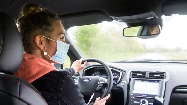 Die Regelung, sich nur mit Personen des eigenen sowie mit Angehörigen eines weiteren Hausstandes zu treffen, gilt auch im Auto. Der ADAC Nordbayern empfiehlt allerdings, Autofahrten mit haushaltsfremden Personen nach Möglichkeit zu entgehen, da der Mindestabstand von 1,50 Metern im PKW zumeist nicht eingehalten werden kann.