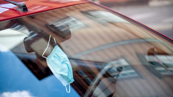 Die Gesichtszüge des Fahrers müssen trotz des Mundschutzes im Wesentlichen erkennbar sein. Der Hintergrund: Begeht man mit seinem Auto einen Delikt und wird beispielsweise geblitzt, muss der Halter ermittelbar bleiben. Handelsübliche Masken stellen in diesem Kontext nicht das Problem dar, es sind die selbstgemachten Masken, die häufig das Gesicht zu weit bedecken. Am besten eignen sich transparente Masken.