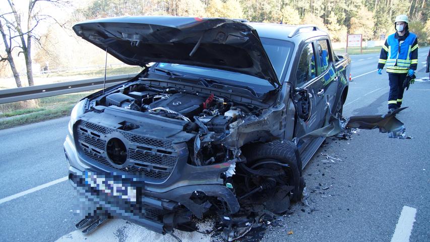 Mercedes-SUV kollidiert mit VW: Drei Personen verletzt