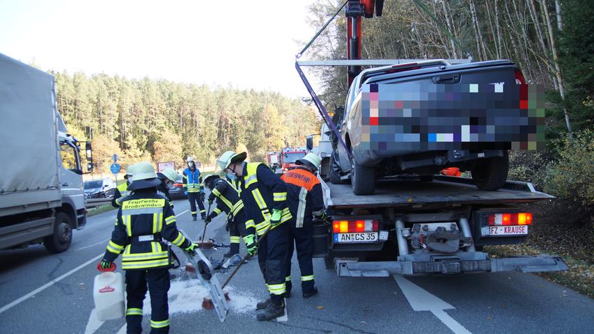 Mercedes-SUV kollidiert mit VW: Drei Personen verletzt