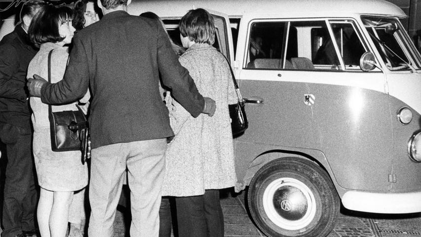 Jugendschutzstreifen wachen über das Gesetz, oft bis zu 1.000 Mark Geldbußen. Hier geht es zum Artikel vom 8. November 1970: Tanzvergnügen endet auf dem Revier.