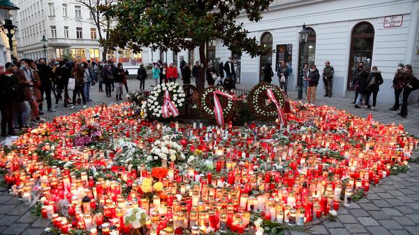 Im Wiener Szeneviertel Bermudadreieck haben Passanten mit unzähligen Kerzen der Opfer des Terroranschlags gedacht. Am 2. November hatte ein 20-jähriger Islamist vier Menschen erschossen und 23 Personen teils schwer verletzt, bevor er von den Einsatzkräften getötet wurde.