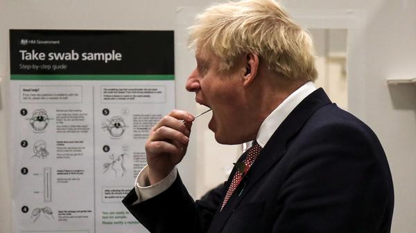 In ganz Europa explodierten die Fallzahlen der Corona-Infizierten, insbesondere in Frankreich, Italien, Tschechien und Polen. Auch Großbritannien leidet wieder sehr unter der Pandemie. Premierminister Boris Johnson, der bereits einmal eine Corona-Infektion überstanden hat, nahm beim Besuch eines Testzentrums selbst einen Abstrich für einen Corona-Test.