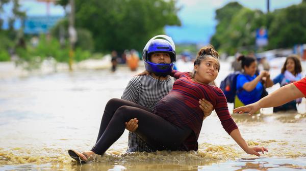 Der Hurrikan "Eta" wütete mit Windgeschwindigkeiten von bis zu 240 Kilometern pro Stunde in den mittelamerikanischen Staaten Honduras und Nicaragua. Danach zog er nach Mexiko, wo er im Bundesstaat Chiapas mindestens 20 Menschen das Leben gekostet haben soll. In Guatemala wurde ein halbes Dorf begraben, in der Region werden rund 200 Tote befürchtet.