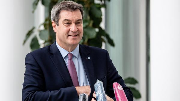 "Yes he can!", schrieb CSU-Chef Markus Söder in Anspielung auf das Motto der Präsidentschaft von Trumps Vorgänger Barack Obama und fügte hinzu: "Bin sehr erleichtert, dass der Wahlkrimi ein gutes Ende genommen hat. Mein Vertrauen in die amerikanische Demokratie ist wieder gestärkt. Jetzt sollte das bizarre Schauspiel der letzten Tage ein Ende finden."